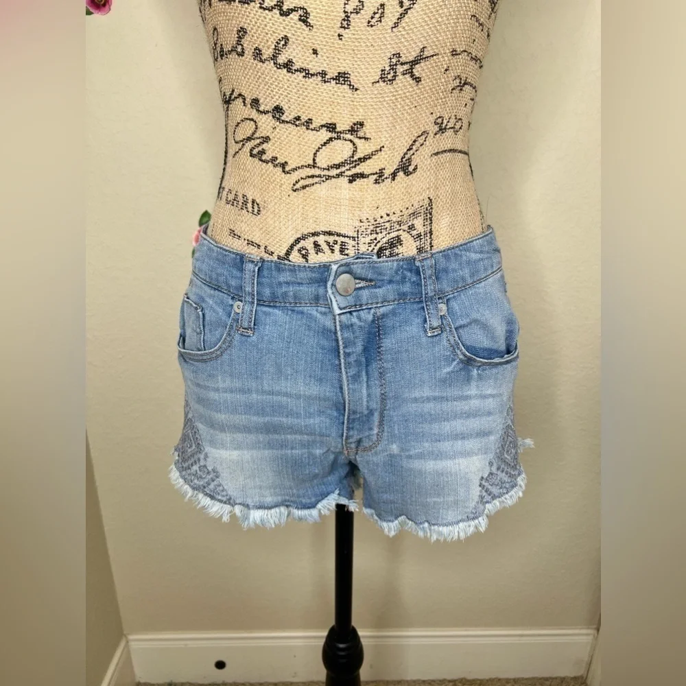 Mossimo High Rise Embroidered Denim Shorts Light Wash Frayed Hem Size 8/29